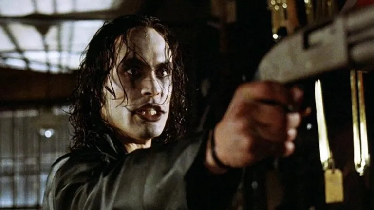 brandon-lee-em-cena-de-o-corvo-1994-1517564382132_v2_900x506